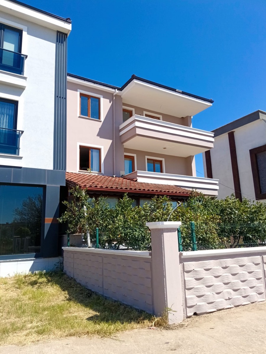 Cephesi yeni boyanmış üç katlı villa, Başakşehir