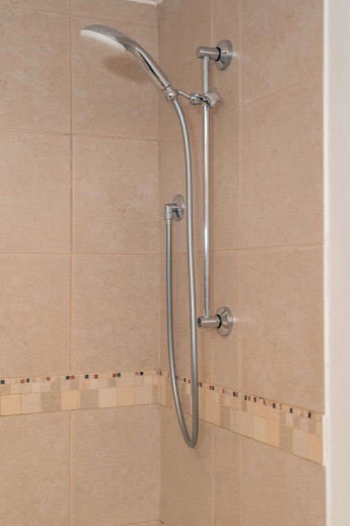 Yenilenmiş banyo, fayans ve armatür