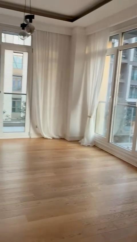 Boyası biten oda, beyaz duvarlar ve tül perde