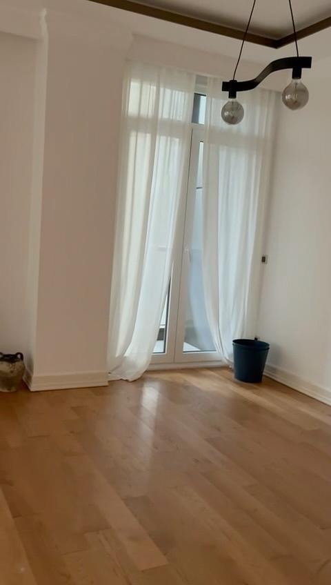 Boyası biten oda, balkon kapısı ve tül perde