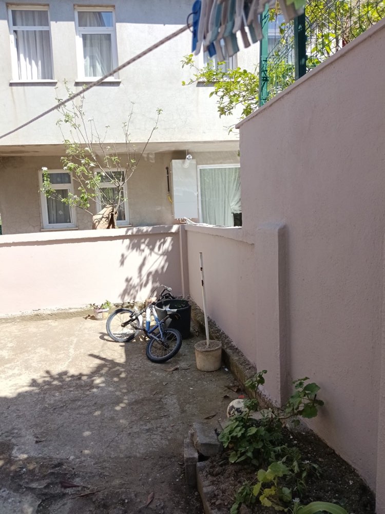 Boyanmış bahçe ve istinat duvarı