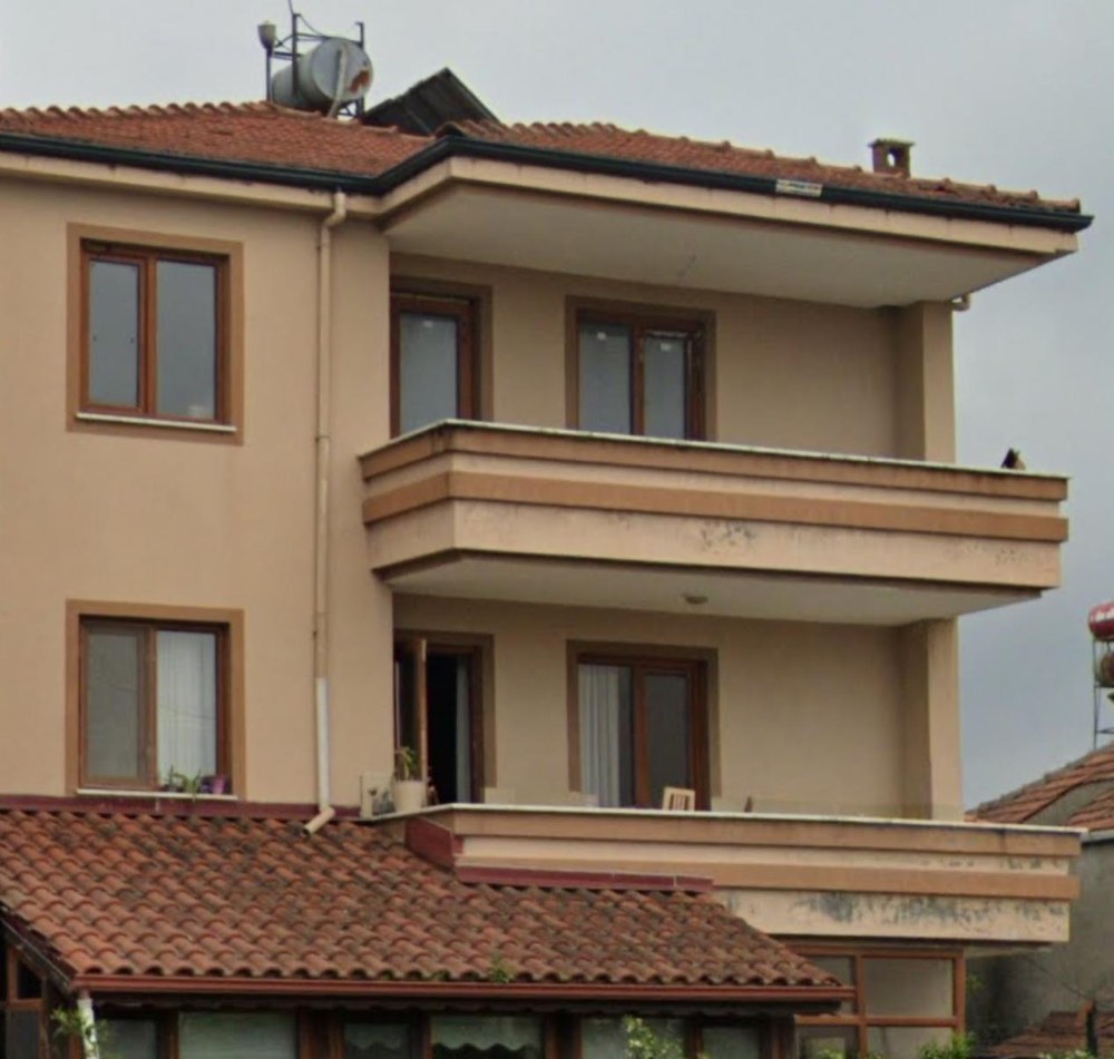 Villa cephesi boyanmadan önce: solmuş ve lekelenmiş yüzey