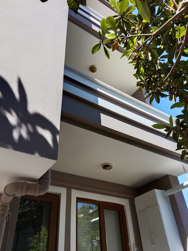 Boyanmış saçak, kornis ve balkon altı detayı